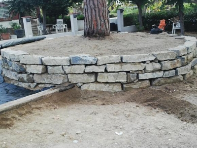 Trabajo de construcción de muro de piedra natural realizado por EXCAVACIONES JODAR para CLIENTE PARTICULAR