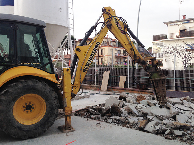 Trabajo de demolición de losa de hormigón realizado por EXCAVACIONES JODAR para CLIENTE PARTICULAR